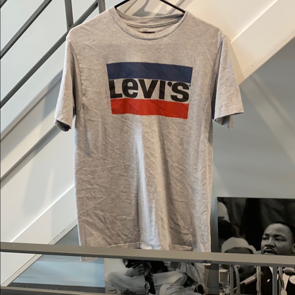 Grey Levi’s Tee